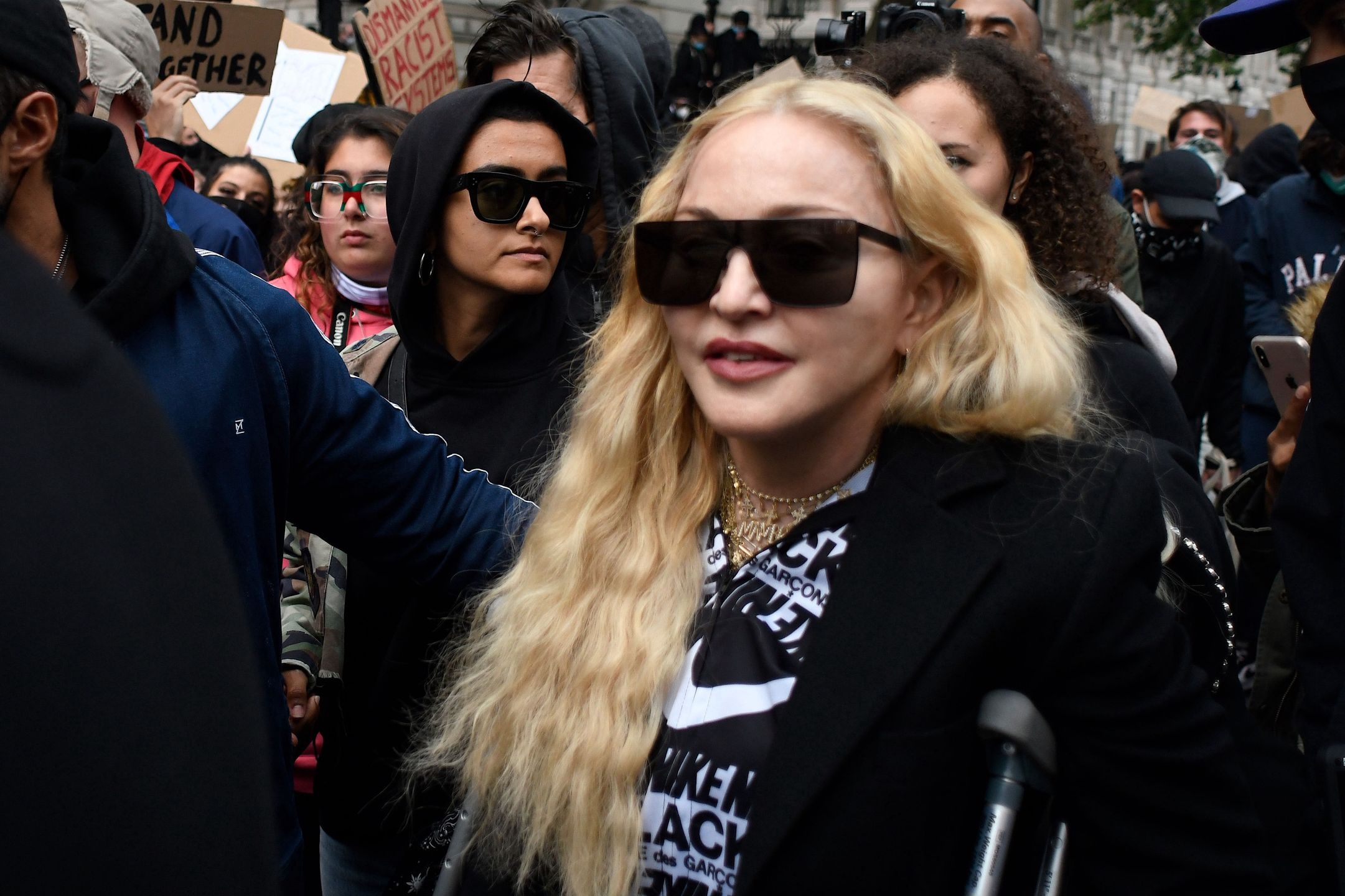 Madonna o kulach na marszu Black Lives Matter