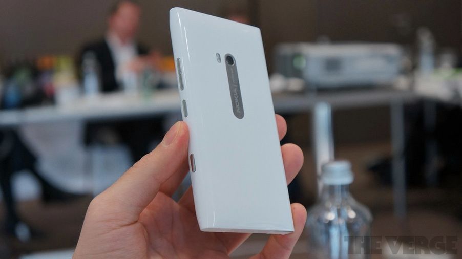 Biała Lumia 900 | fot. theverge.com