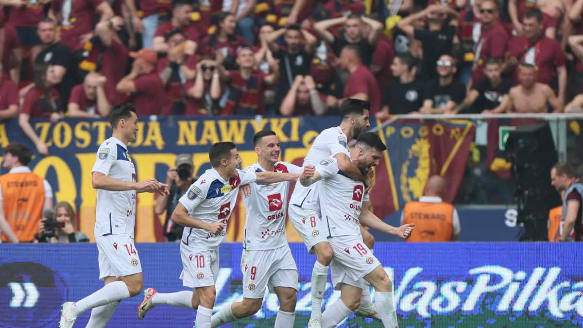 Warszawa, 02.05.2024. Zawodnik Wisły Kraków Eneko Satrustegui (P) cieszy się z gola podczas finałowego meczu piłkarskiego Pucharu Polski z Pogonią Szczecin, 2 bm. w Warszawie. (mk) PAP/Leszek Szymański