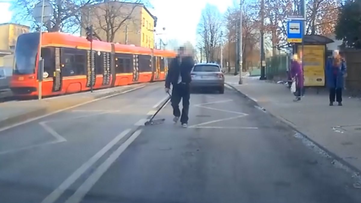 Mężczyzna z hulajnogą wpadł w szał