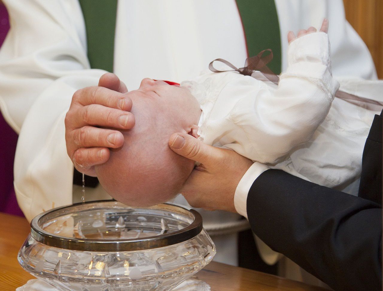 Za chrzest w święta ksiądz może chcieć większej opłaty? "Weźmie od nas podwójną kwotę"