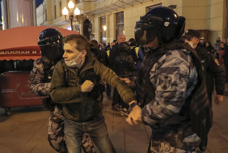 Russian policemen detain a participant of an unauthorised protest against the partial mobilisation due to the conflict in Ukraine, in central Moscow, Russia, 21 September 2022. Russian President President Putin has signed a decree on partial mobilization in the Russian Federation, with mobilization activities starting on 21 September. Russian citizens who are in the reserve will be called up for military service. On 24 February 2022 Russian troops entered the Ukrainian territory in what the Russian president declared a 'Special Military Operation', starting an armed conflict that has provoked destruction and a humanitarian crisis. EPA/MAXIM SHIPENKOV Dostawca: PAP/EPA.