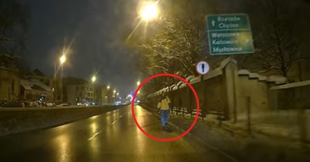 Youtuberka "Ewelka" nagrała pieszego. Rozbił jej pięścią szybę w aucie