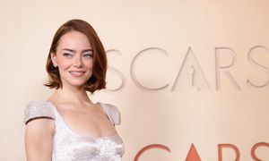 Hołd dla starego Hollywood. Suknia błyszczy jak płynne srebro