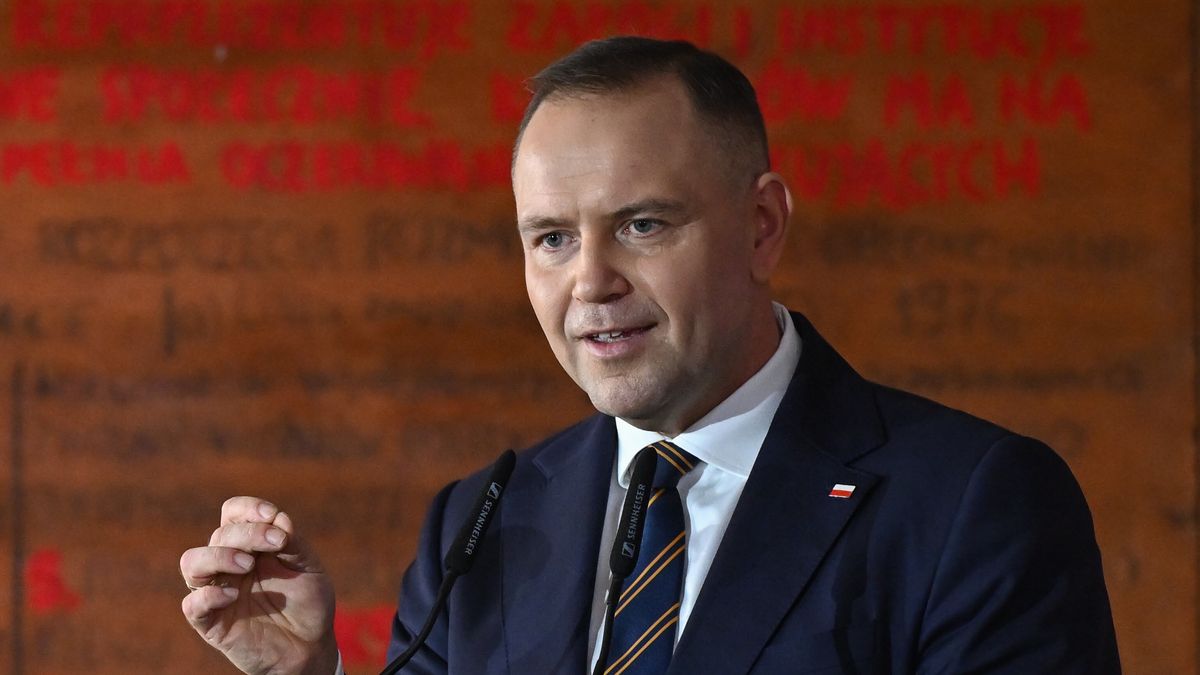 Gdańsk, 31.08.2025. Prezydent RP Karol Nawrocki przemawia podczas uroczystego spotkania Zarządu Regionu Gdańskiego NSZZ ?Solidarność? w historycznej Sali BHP Stoczni w Gdańsku, 31 bm. Trwają obchody 45. rocznicy podpisania Porozumień Sierpniowych i powstania NSZZ ?Solidarność?. (amb) PAP/Adam Warżawa