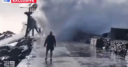 To wideo mrozi krew w żyłach. Para zmieciona przez falę