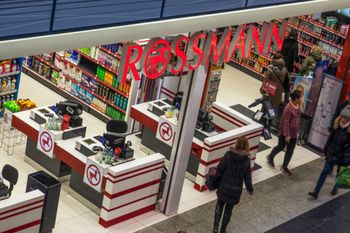 Ten podkład to drogeryjny hit. W Rossmannie taniej o ponad 40 proc.