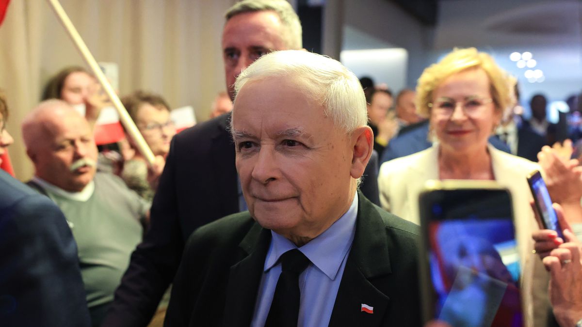 Kaczyński uderza w Sikorskiego025. Prezes PiS Jaros�aw Kaczy�ski (C) podczas spotkania z mieszka�cami Zabrza, w ramach objazdu po kraju i spotka� z wyborcami, 3 bm. (ad) PAP/Jarek PraszkiewiczJarek Praszkiewiczmieszka�cy, objazd kraju, pis, polityk, polityka, prezes, spotkanie, wizyta, wyborcy, zwolennicy