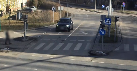Miał czerwone światło. Pojechał dalej. Dramatyczny finał