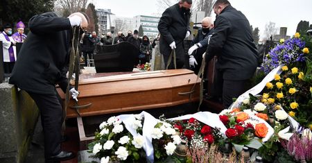Polak nie chce się w proch obrócić. Ale będzie musiał. Czeka nas pogrzebowa rewolucja