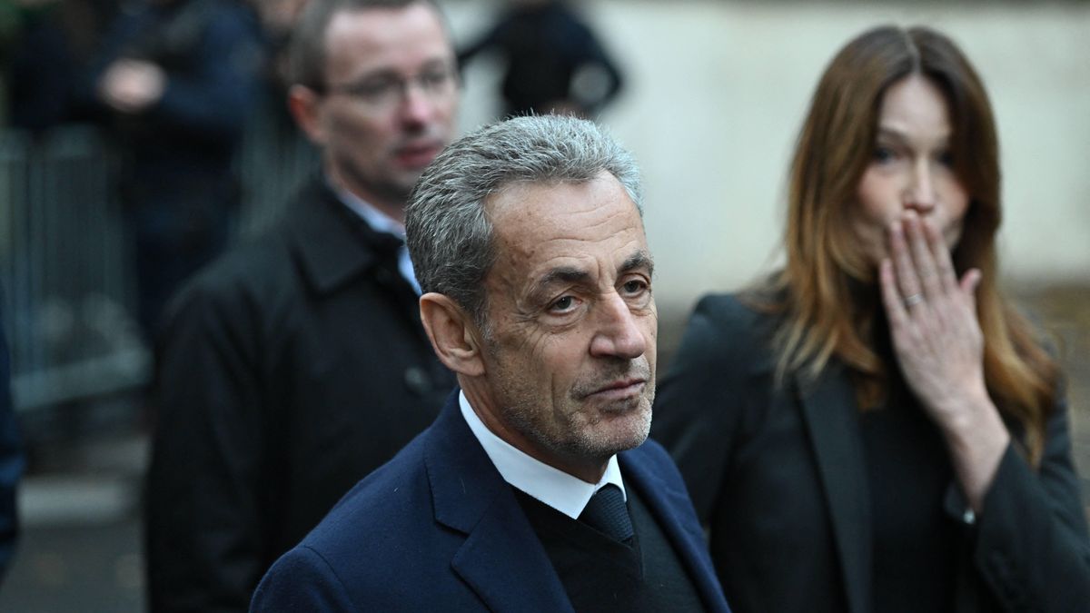 Sarkozy's Residence Before Incarceration - Paris
French former president Nicolas Sarkozy with his wife Carla Bruni-Sarkozy, leaves his residence to present himself to La Sante Prison for incarceration on a five-year prison sentence after being convicted of criminal conspiracy over a plan for late Libyan dictator Moamer Kadhafi to fund his 2007 electoral campaign, in Paris, France on October 21, 2025. Nicolas Sarkozy, who has faced a flurry of legal woes since losing re-election in 2012, is to be jailed on October 21, 2025, over a scheme to acquire Libyan funding for his successful 2007 presidential run, becoming the first former head of a European Union country to serve time behind bars. The former French right-wing leader has appealed the verdict and denounced an "injustice". Photo by Firas Abdullah/ABACAPRESS.COM 
Dostawca: PAP/Abaca
Abdullah Firas/ABACA
Sarkozy's