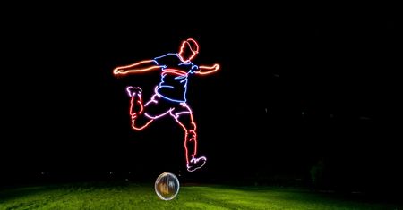 5 dronów, trochę programowania i oto powstało podniebne dzieło malowane światłem