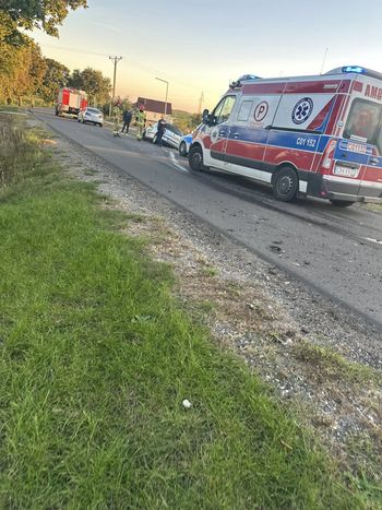 53-latek volkswagenem wpadł do rowu na ul. Armii Krajowej w Radziejowie. Zdjęcia