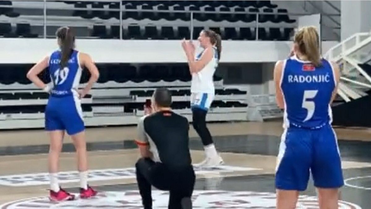 Zaręczyny w czasie meczu koszykówki