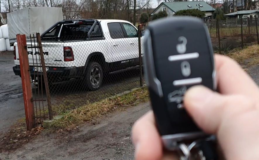 Zdalne otwieranie to najczęściej tylko jedna z dwóch możliwości. Choć kluczyk tak nie wygląda, to w jego obudowie zwykle kryje się tradycyjny grot.