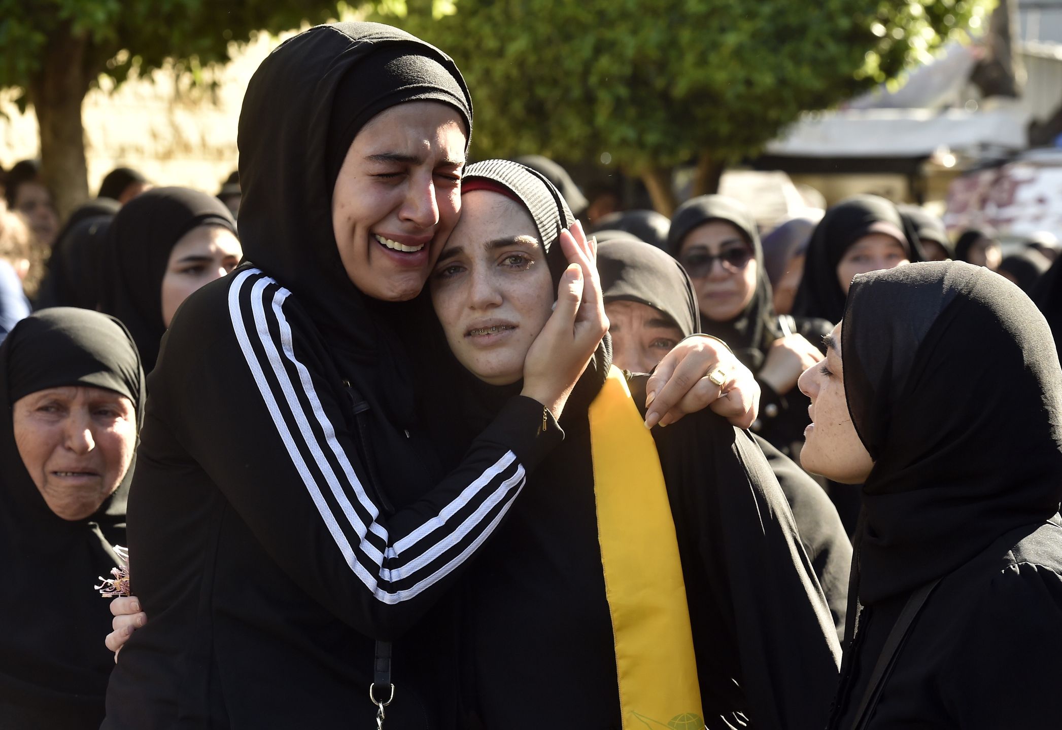 Lebanese Shiite women, supporters of Hezbollah, mourn as they attend the funeral of Hezbollah fighter Ali Rmeity, who was killed a previous day in southern Lebanon, in the southern suburb of Beirut, Lebanon, 04 November 2023. Tensions remain high at the border between Israel and Lebanon after the Israeli-Palestinian conflict escalated following an unprecedented attack carried out by Hamas militants from Gaza into Israel on 07 October 2023. The Hezbollah Secretary General Hassan Nasrallah on 03 November in a first public speech since the Palestinian-Israeli conflict escalated said that �The escalation on the Lebanese front depends on Israel's actions in Gaza, and assured that Hezbollah "is ready for any development". EPA/WAEL HAMZEH Dostawca: PAP/EPA.
