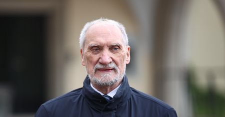 Kłeczek w kapeluszu wiezie Macierewicza. Cały czas mówią o tym, że ktoś ich śledzi