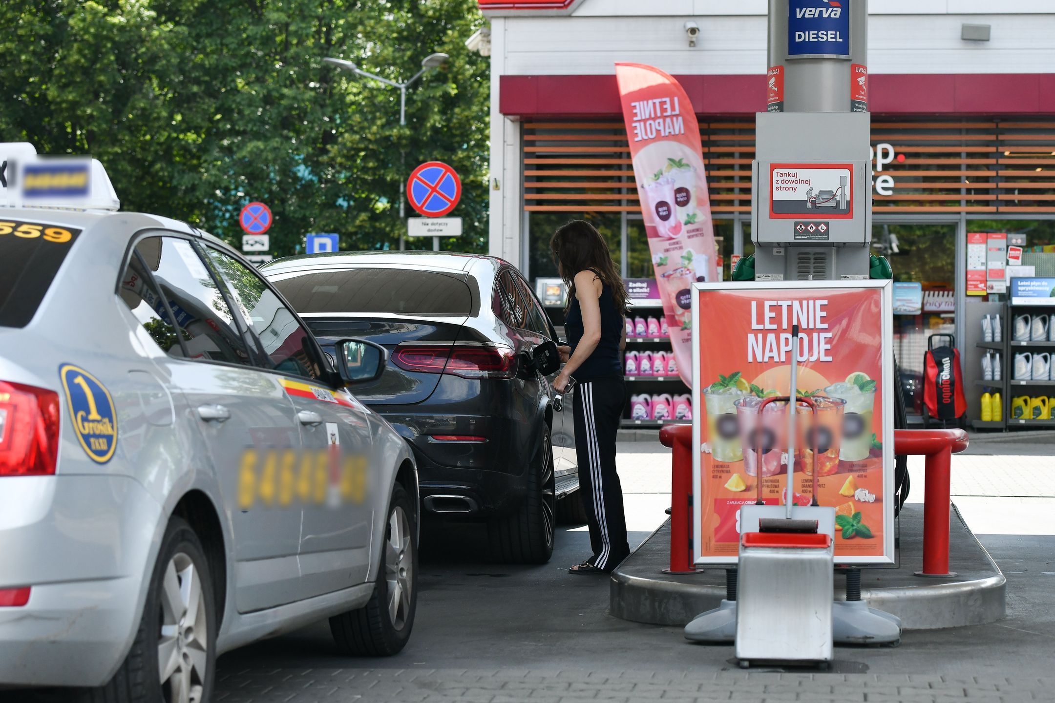 Olga Bołądź na stacji benzynowej