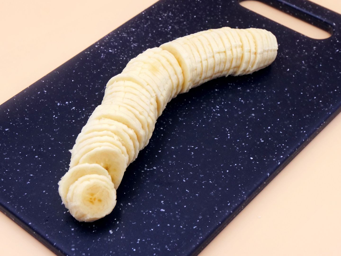 Kroję banana.