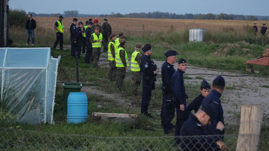Korsze, 20.09.2025. Służby w miejscu znalezienia rosyjskiego drona w miejscowości Korsze, 20 bm. W nocy z 9 na 10 września doszło do naruszenia polskiej przestrzeni powietrznej przez dużą liczbę rosyjskich bezzałogowych statków powietrznych. Pierwsze miało miejsce o godz. 23.30 zaś ostatnie rano ok. 6.30. Te, które stanowiły bezpośrednie zagrożenie, zostały zestrzelone. (sko) PAP/Tomasz Waszczuk ***Do tego materiału zdjęciowego dostępna jest również depesza w systemie CSI, pt.: W woj. warmińsko-mazurskim odnaleziono ostatniego drona, który wleciał do Polski z Rosji***