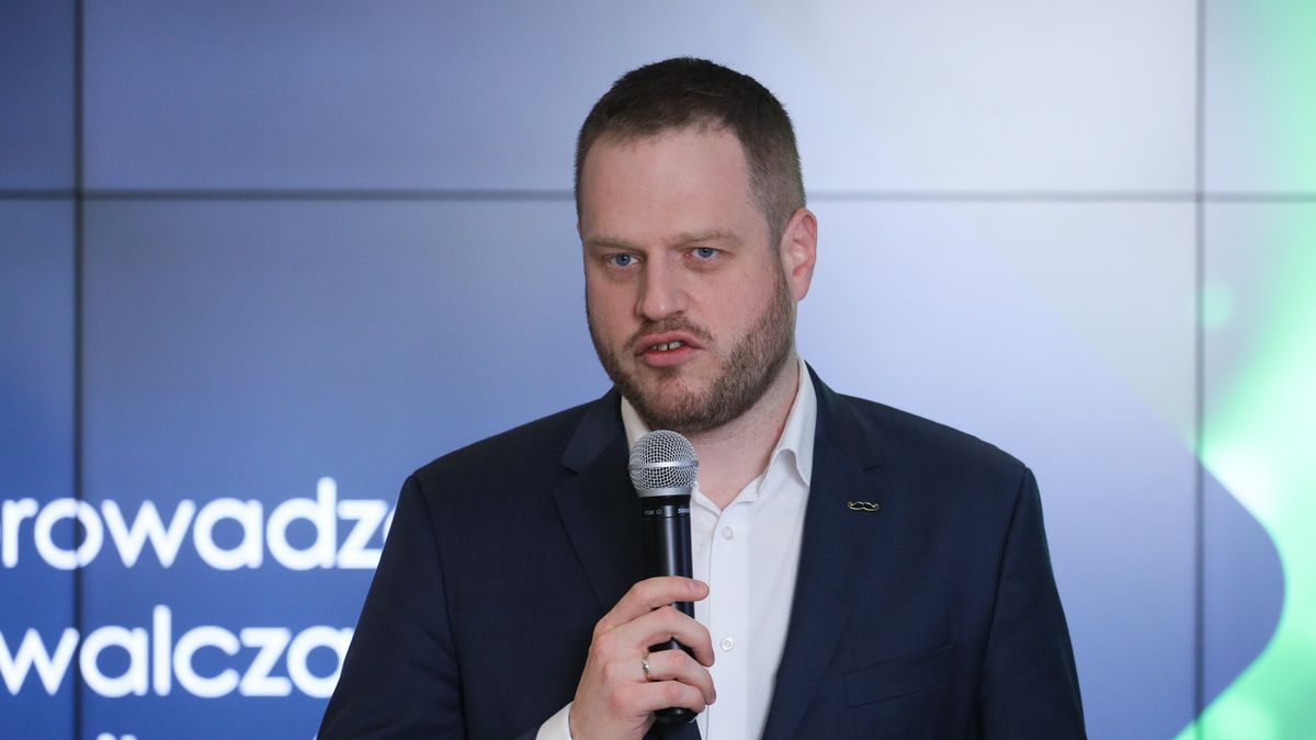 Warszawa, 22.11.2023. Minister cyfryzacji Janusz Cieszyński podczas konferencji prasowej nt. "Ustawy o zwalczaniu nadużyć w komunikacji elektronicznej", 22 bm. w Ministerstwie Cyfryzacji w Warszawie. (ad) PAP/Paweł Supernak