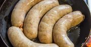 Jak parzyć białą kiełbasę, żeby nie pękała? Sposób jest banalnie prosty