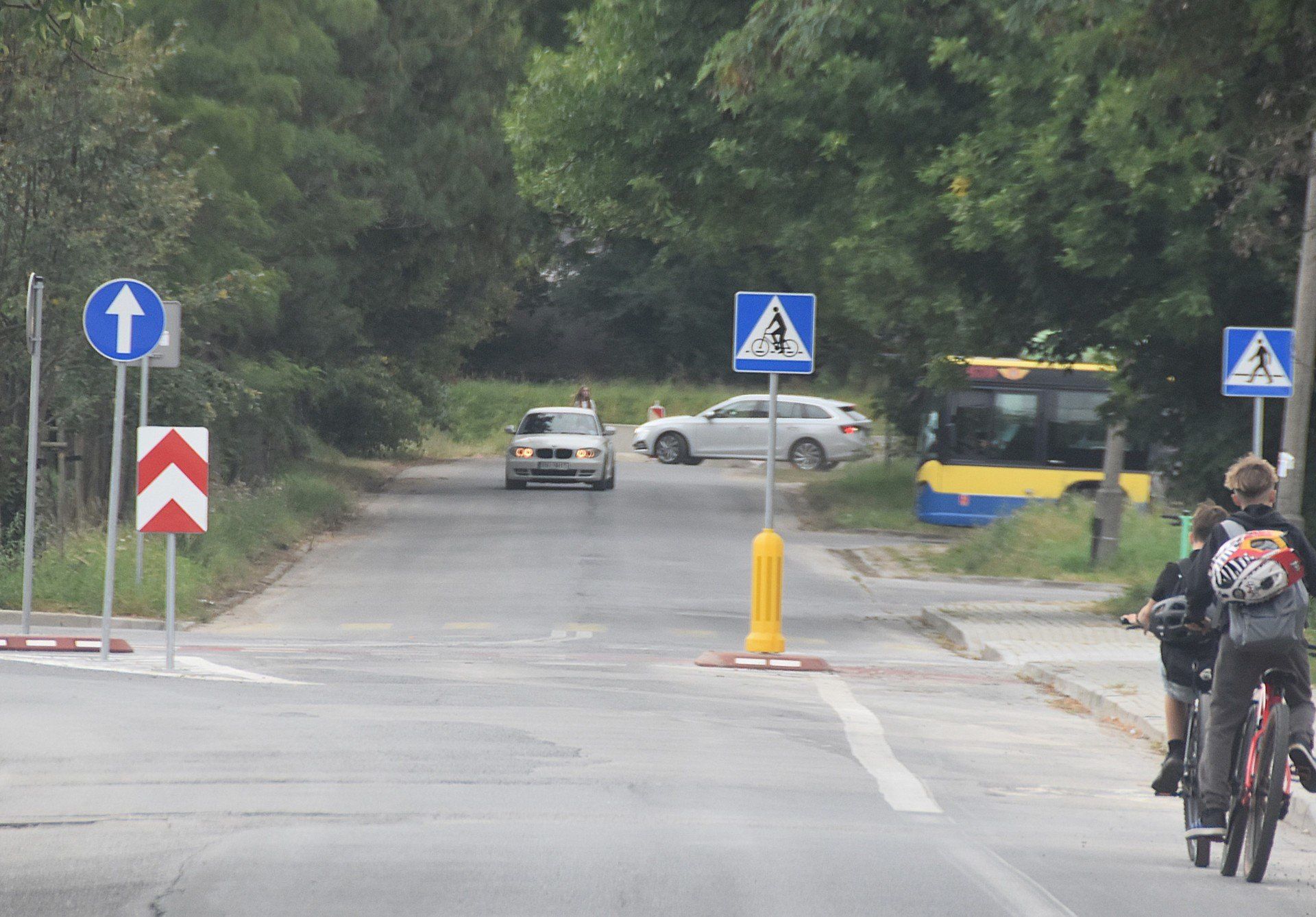 Tymczasowy wjazd z al. Tarnowskich na południową obwodnicę Tarnowa blokują ustawione zapory, pod które wciąż podjeżdża i zawraca wielu kierowców