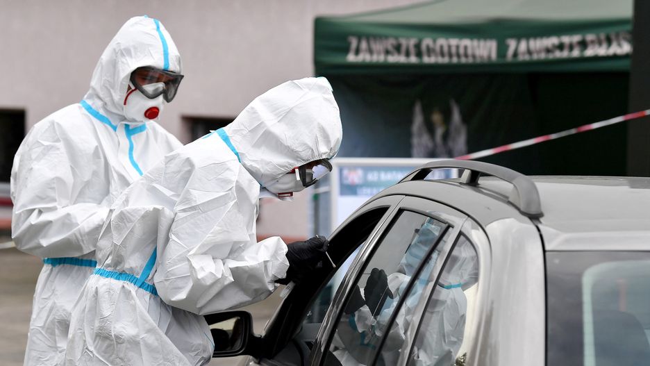 Koronawirus w Polsce. Stoją kilka godzin w kolejce po wymaz, na koniec odsyłani są z kwitkiem