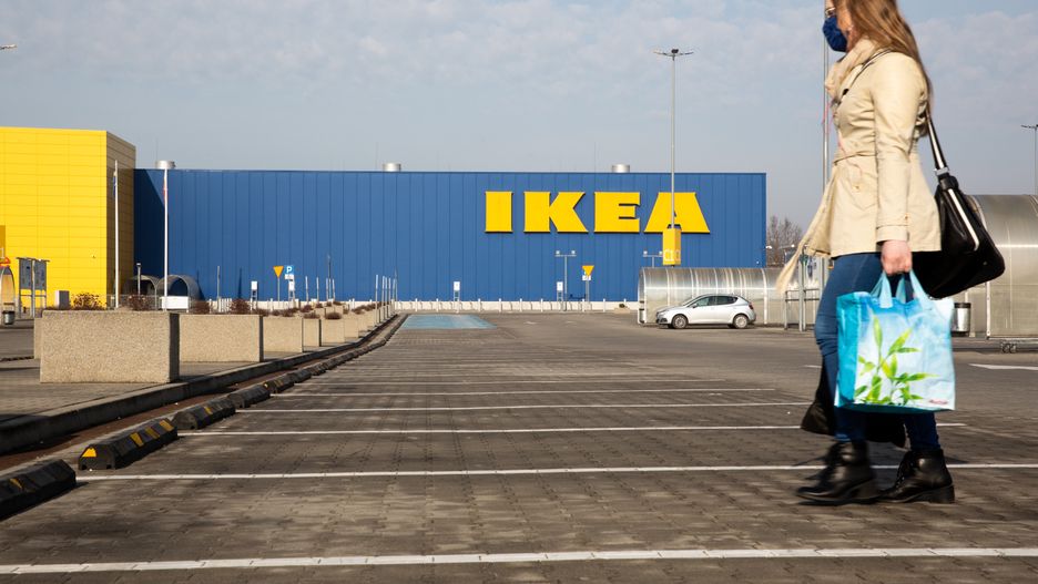 Holenderska IKEA oznacza naklejkami klientów bez maseczki