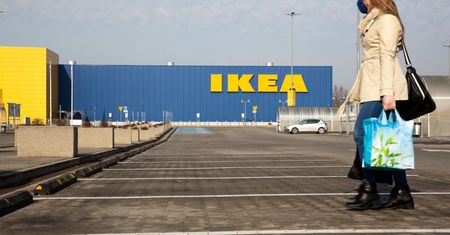 Holenderska IKEA oznaczała naklejkami klientów bez maseczki