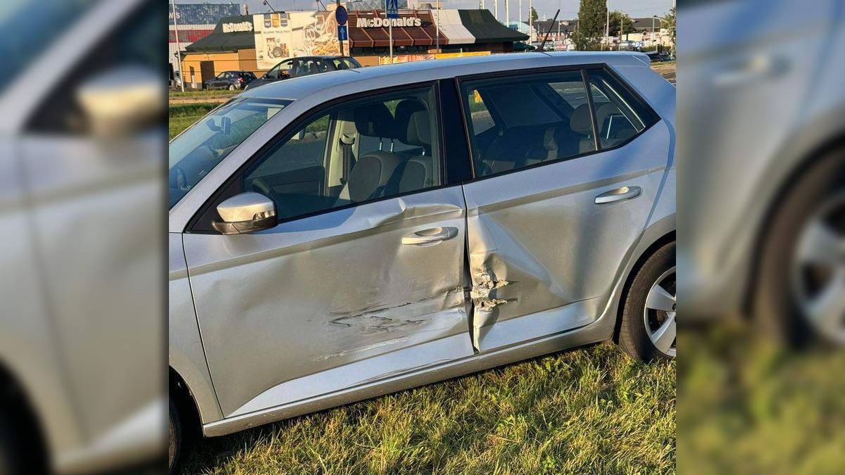 Uszkodzona skoda po zderzeniu z lawetą na rondzie przy Makro