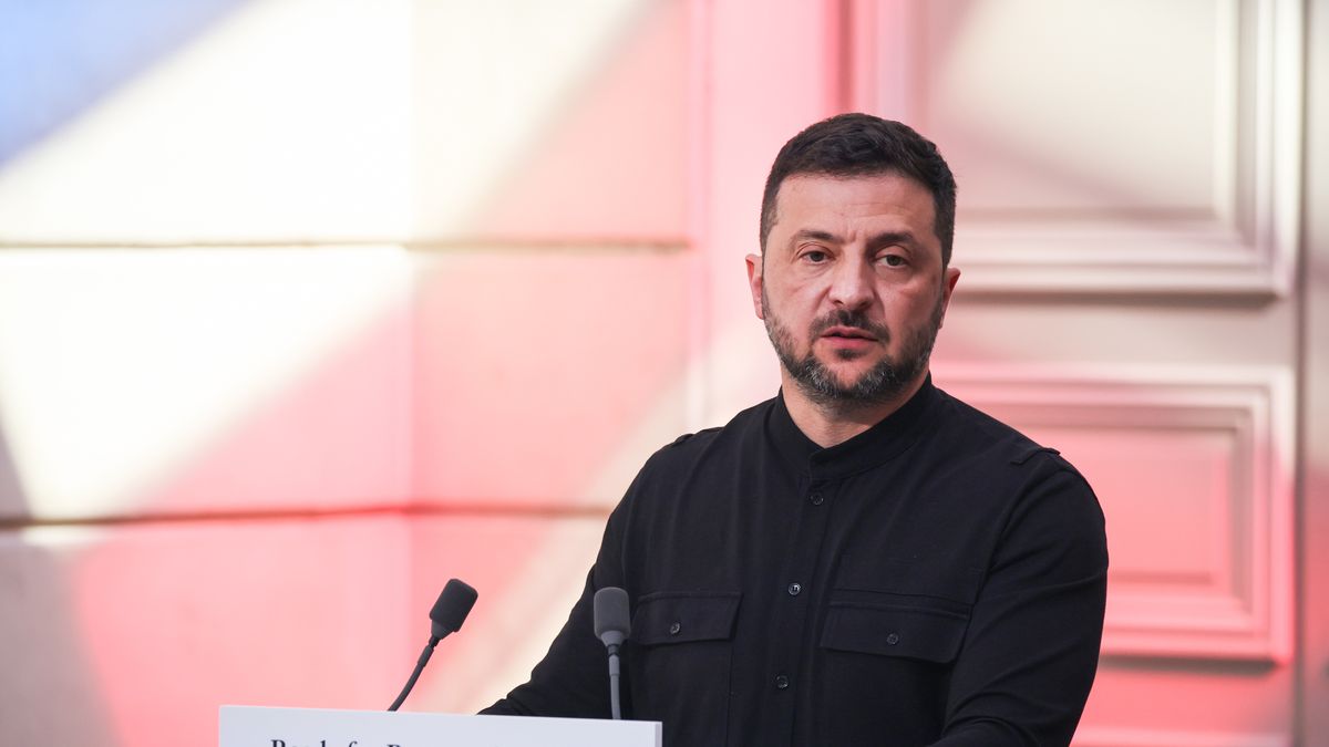 epa12351899 Ukraine's President Volodymyr Zelensky addresses a press conference following the Coalition of the Willing Summit, at the Elysee Palace in Paris, France, 04 September 2025. European leaders and Ukrainian President Volodymyr Zelensky met in Paris on 04 September 2025 in a renewed effort to pressure Russia's President Vladimir Putin after he vowed that Russia will continue fighting in Ukraine if no peace deal is reached.  EPA/LUDOVIC MARIN / POOL  MAXPPP OUT 
Dostawca: PAP/EPA.
LUDOVIC MARIN / POOL
diplomacy