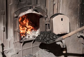 Koniec pieców na ekogroszek. Wymiana do 2028, zakaz w 2040