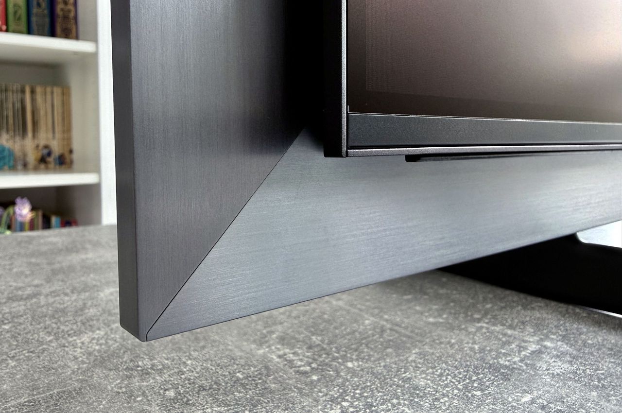 Samsung OLED S99H - ozdobna ramka - zbliżenie na narożnik