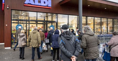 Aldi szuka pracowników. Tyle zarobisz na kasie