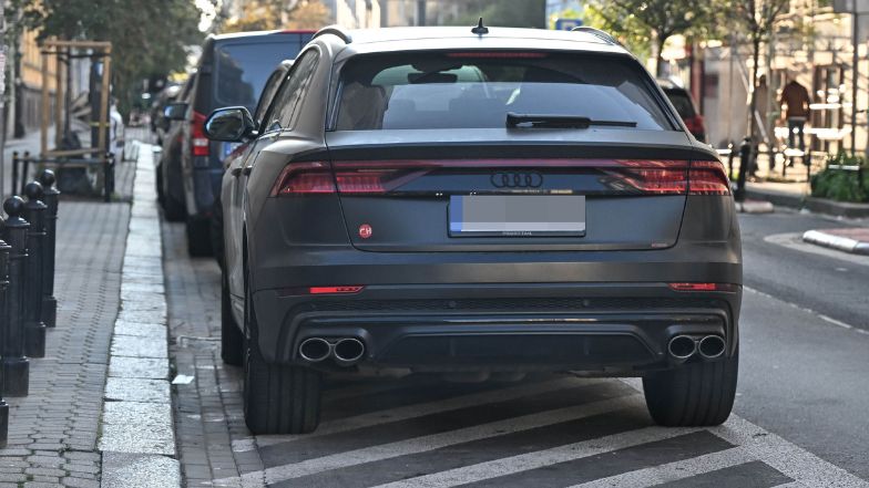 Filip Chajzer parkuje czarne BMW na zakazie i pędzi na ploteczki