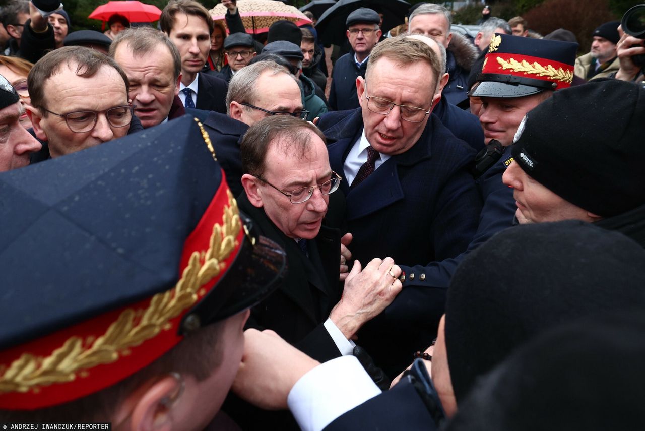 Przepychanki przed Sejmem z udziałem Macieja Wąsika i Mariusza Kamińskiego