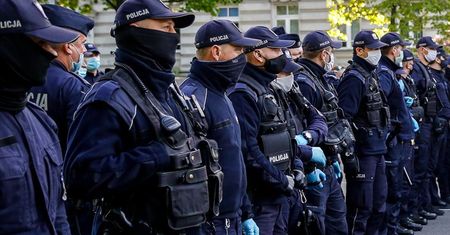 Warszawa. Przykuci w proteście. Aktywiści Strajku Kobiet reagują na głosowanie sejmowe