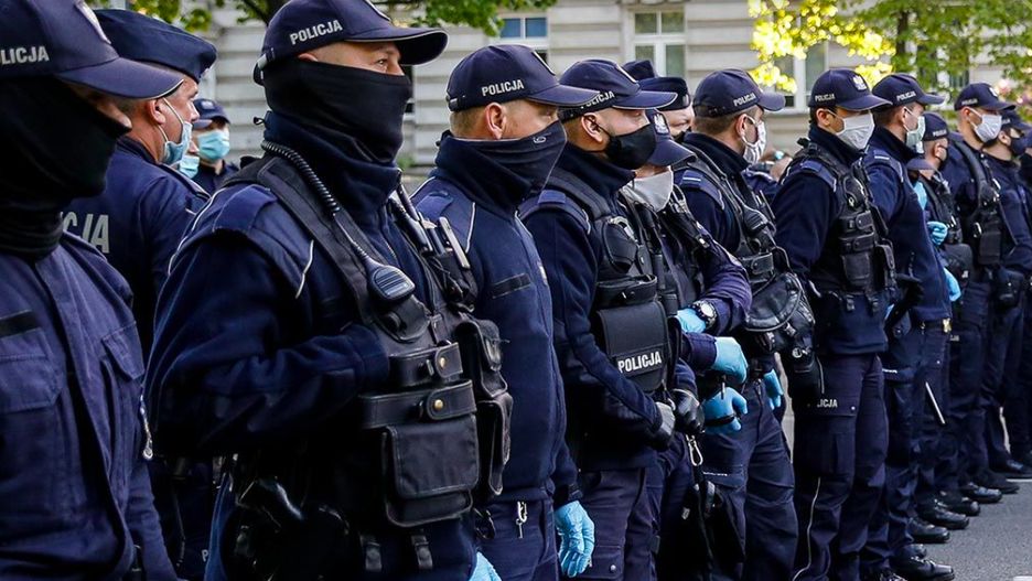 Warszawa. W czterech miejscach w stolicy trwają protesty. Demonstranci z transparentami ustawili się pod siedzibą Ordo Iuris, MEN, Trybunałem Konstytucyjnym i przed komendą policji przy Puławskiej. Niektórzy przykuli się zapięciami do rowerów