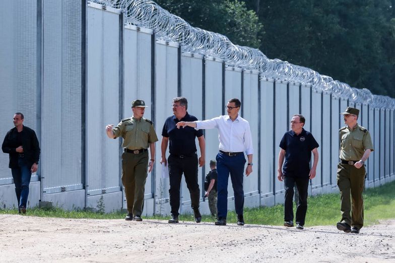 Premier Mateusz Morawiecki i szef MSWiA Mariusz Kamiński na granicy polsko-białoruskiej