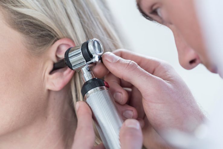 Czyrak ucha - przyczyny, objawy, leczenie i domowe sposoby