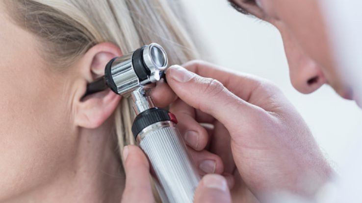 Aby potwierdzić obecność czyraka w uchu, należy udać się do laryngologa.