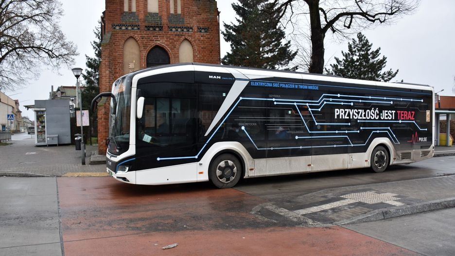 W grudniu 2021 roku na ulicach Polic był testowany elektrobus. To produkowany seryjnie od października 2020 w fabryce MAN Bus w Starachowicach autobus miejski man Lion&#39; s City E z napędem elektrycznym. W przyszłym roku SPPK chce ogłosić przetarg na zakup pięciu autobusów elektrycznych