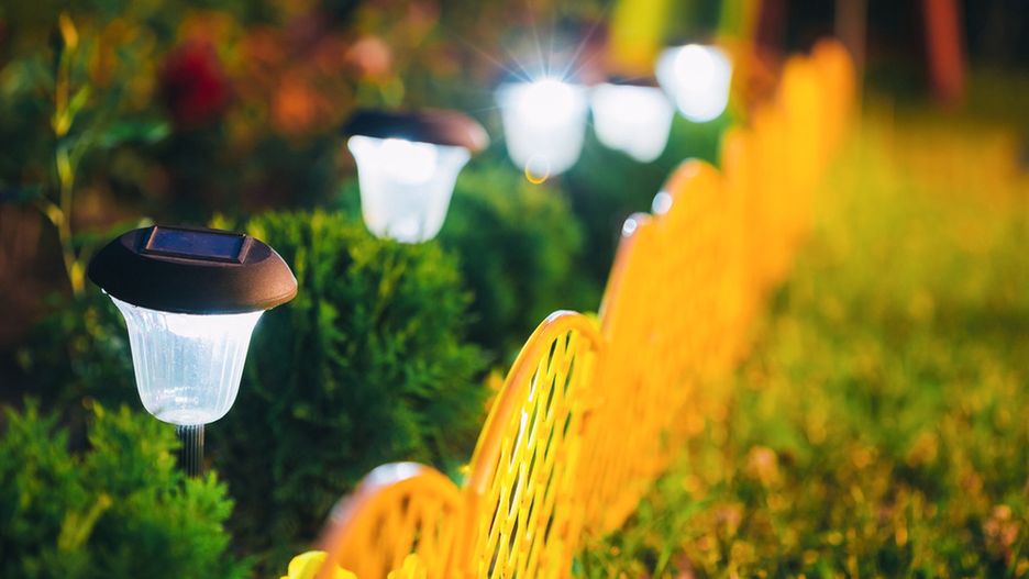 Lampki solarne to tylko jedna z opcji oświetlenia ogrodu