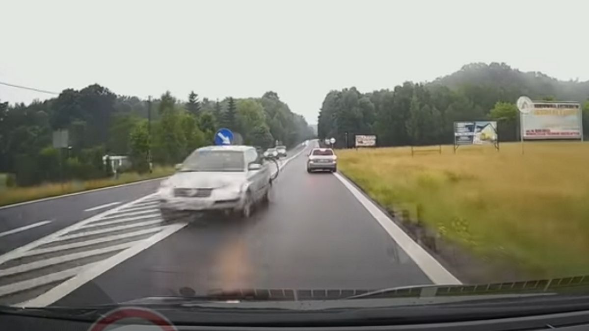 Rozpędzony kierowca volkswagena wyprzedzał na wysepce. 