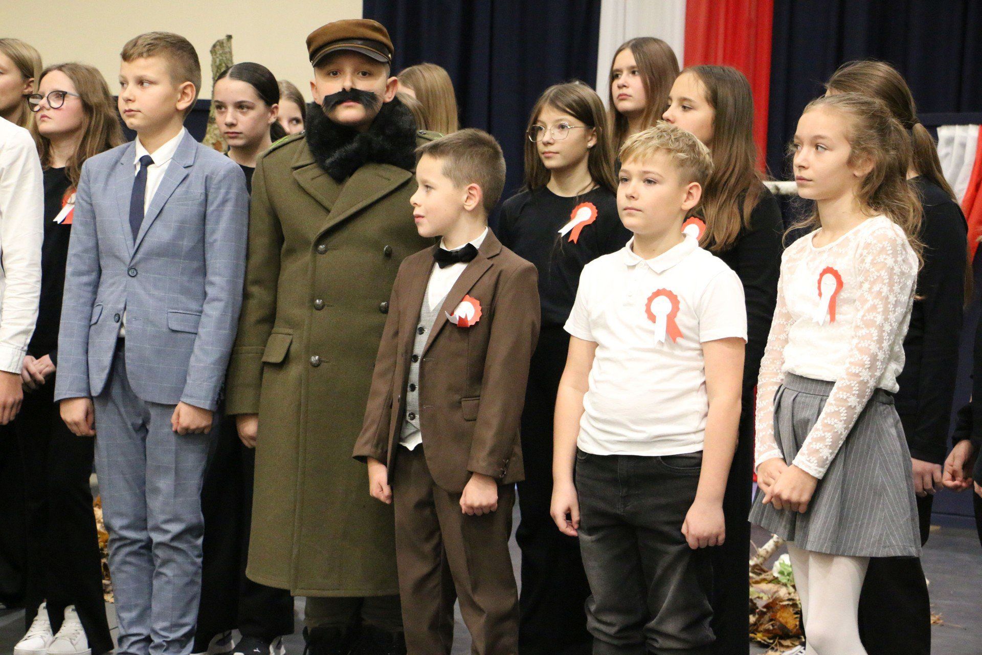 Występ uczniów ze szkoły w Stawkach z okazji Dnia Niepodległości 2025