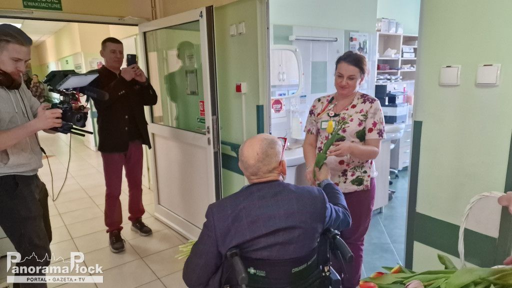 Samorządowcy rozdali tulipany w Wojewódzkim Szpitalu Zespolonym w Płocku
