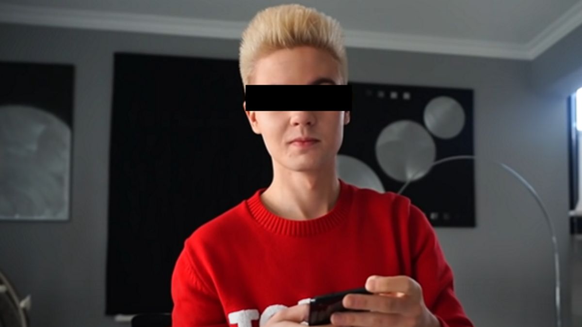 Podejrzany podczas jednego ze swoich odcinków na YouTube