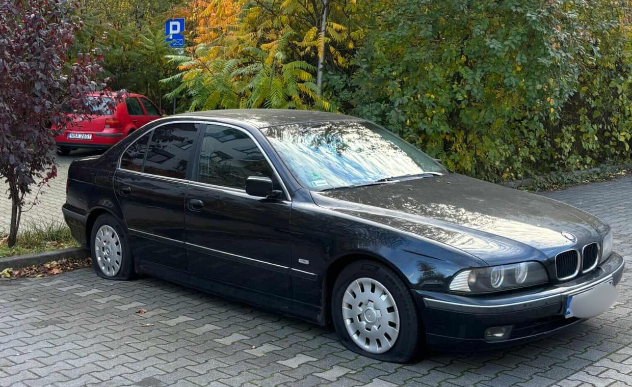 Zniszczone samochody we Wrocławiu