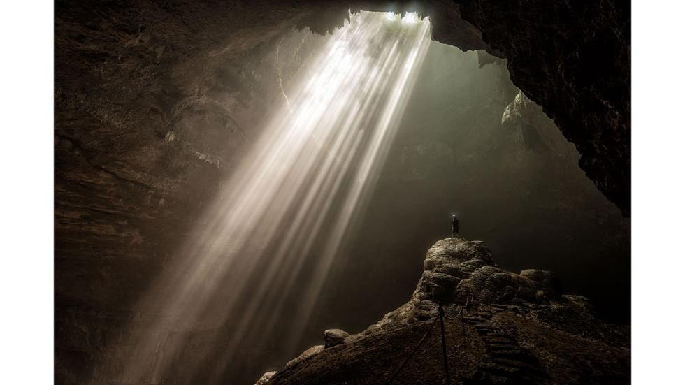 Drugie miejsce zajął Dale Johnson za zdjęcie jaskini Jomblang w Indonezji. Wpadające do niej światło stworzyło piękne smugi, które rozjaśniły ciemności wnętrza. To zdjęcie przywodzi na myśl co najmniej krajobraz z przygód Indiany Jonesa lub Lary Croft.